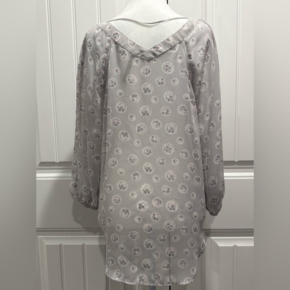 LC Lauren Conrad Light Gray Patterned Blouse Size M - Picture 2 of 7